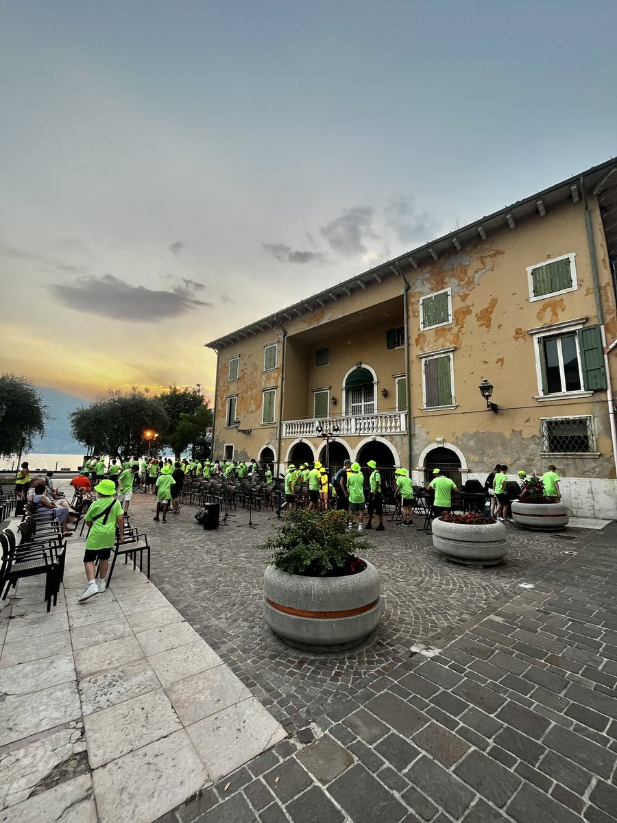 BVGS1527's tweet image. All hands on deck setting up for tonight’s concert at Plaza San Nicolo’ Assenza di Brenzone right on the edge of the stunning Lake Garda. Can’t wait! @MusicBvgs 🙌 🎶