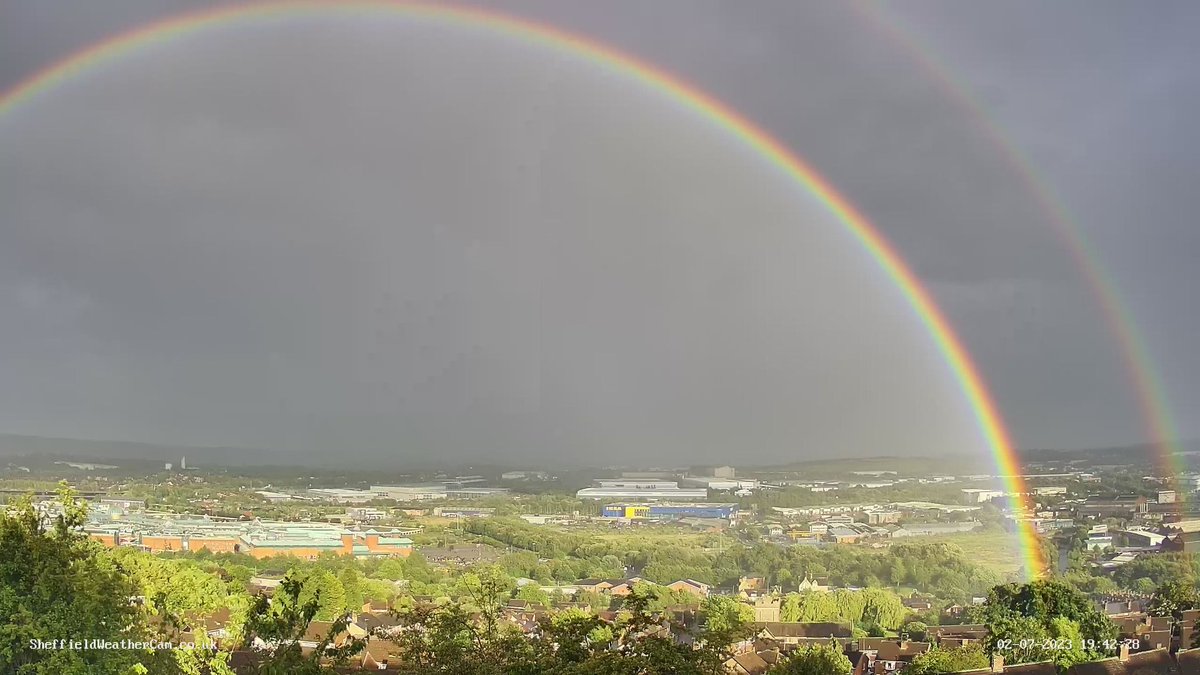 Double #Rainbow over #meadowhall #Sheffield 🌈 @kerriegosneyTV @JonMitchellITV @Hudsonweather @BBCWthrWatchers @itvweather