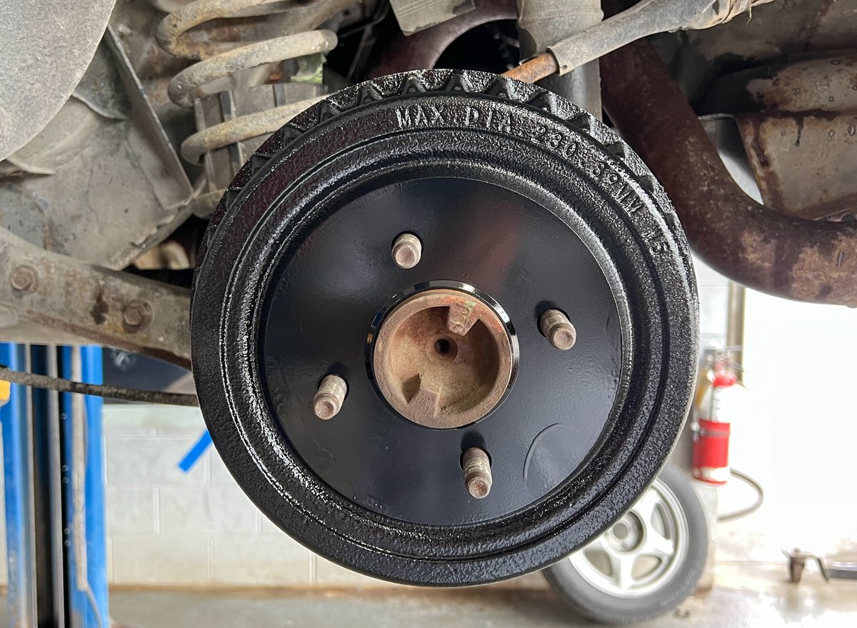 DonnieOK's tweet photo. Sundays can be for #projectfox right? Time to clean up my drums. Sandblast, prime and paint. So much better. #foxbodymustang #mustang #ford 1990 and getting better. https://t.co/cdv0B2qWWM