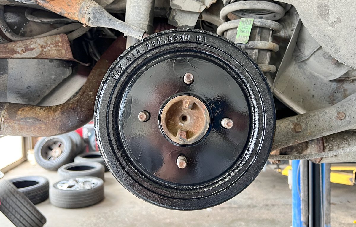 DonnieOK's tweet photo. Sundays can be for #projectfox right? Time to clean up my drums. Sandblast, prime and paint. So much better. #foxbodymustang #mustang #ford 1990 and getting better. https://t.co/cdv0B2qWWM