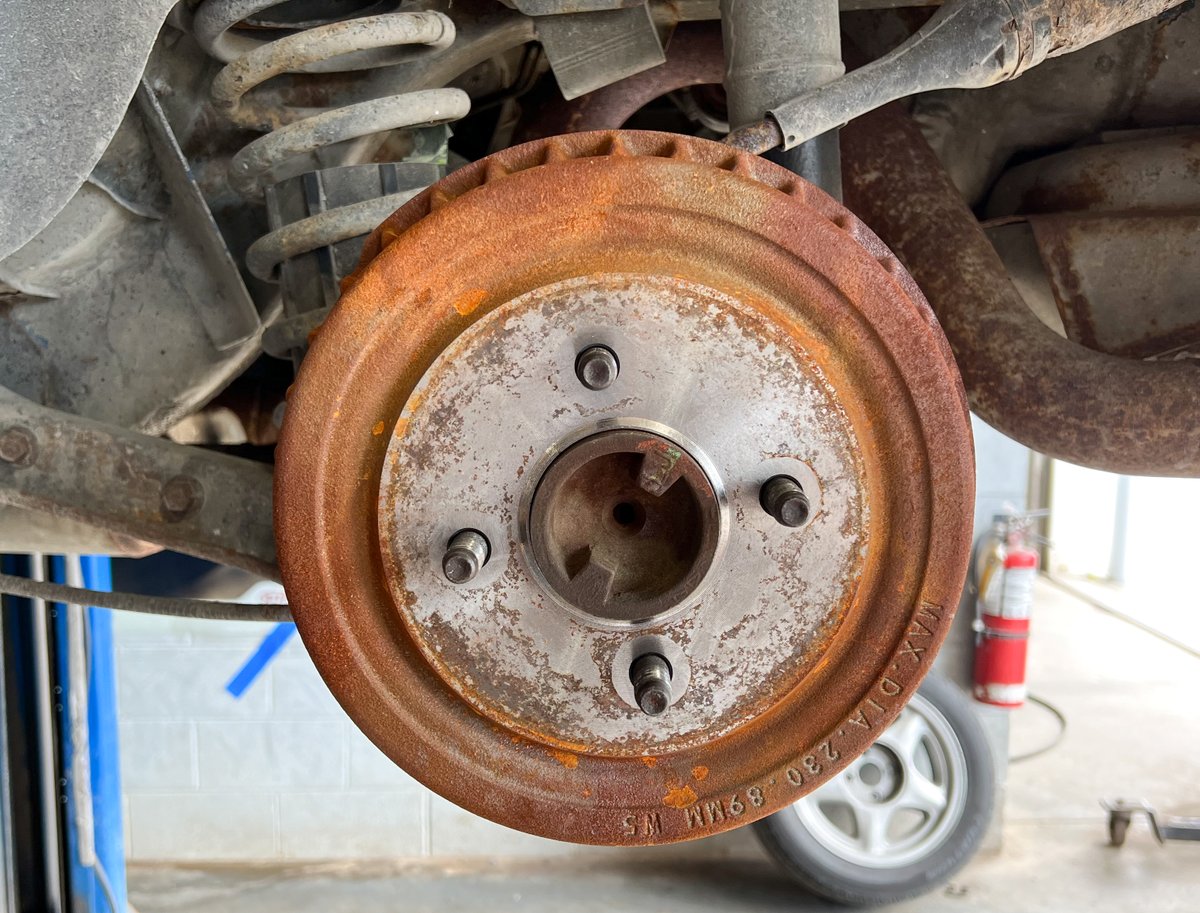DonnieOK's tweet photo. Sundays can be for #projectfox right? Time to clean up my drums. Sandblast, prime and paint. So much better. #foxbodymustang #mustang #ford 1990 and getting better. https://t.co/cdv0B2qWWM