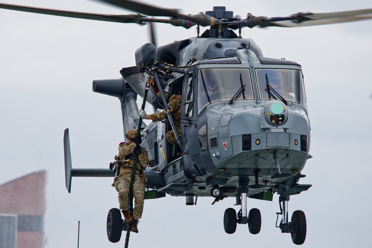 rubenoosterman_'s tweet photo. The @Commando_Ops , @847NAS and @hms_albion came to Den Helder for the #Marinedagen this weekend.

Very enjoyed the fast-rope and helocasting demonstrations! Thanks to @ric_cole for providing live commentary! https://t.co/Hd0hNjFhFQ