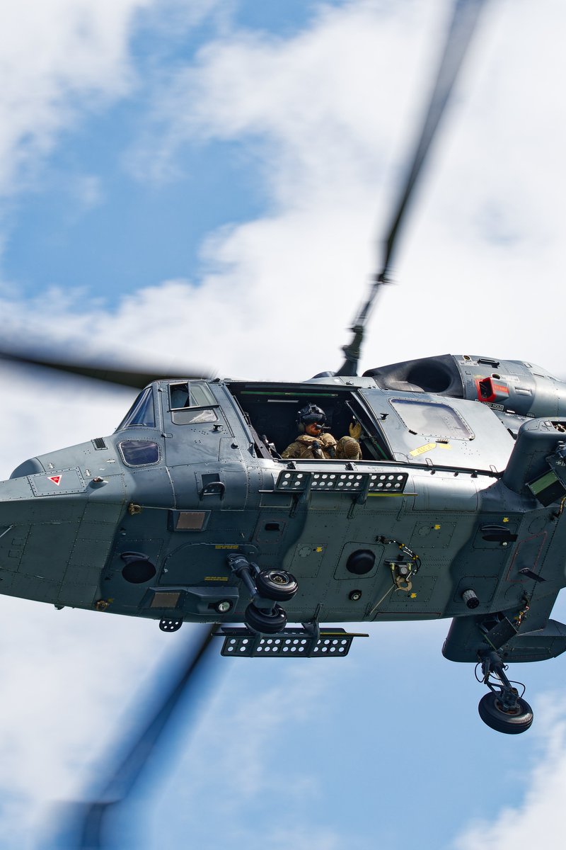 rubenoosterman_'s tweet photo. The @Commando_Ops , @847NAS and @hms_albion came to Den Helder for the #Marinedagen this weekend.

Very enjoyed the fast-rope and helocasting demonstrations! Thanks to @ric_cole for providing live commentary! https://t.co/Hd0hNjFhFQ