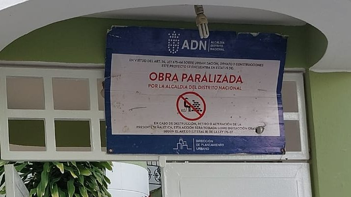 AldiaRepublica's tweet photo. La comunidad de Don Honorio nos informo sobre la presencia de Policias en una actividad de un colegio que pretende abrir sus operaciones de manera ilegal sin ningun tipo de permisos ni aurotizacion @donhonorio1 @PoliciaRD @CarolinaMejiaG @mayobanexsuazo @EducacionRDo @AlcaldiaDN https://t.co/Adnte7k9fv