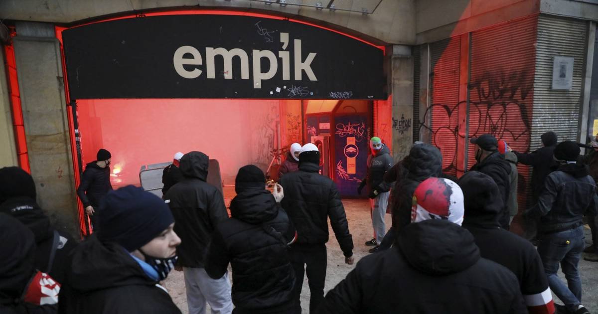 JadtanJadwiga's tweet photo. Przecież na Marszu Niepodległości Polsce nic złego się nie stało. Nikogo nie zabili, nikogo nie pobili, a napad na Empik, to po prostu kultura wzywa, siła wyższa. 
-To dla tych "patriotów" pod płaszczykiem PiS.
#PiSszczujeIszmugluje https://t.co/w5TwQmzxNP