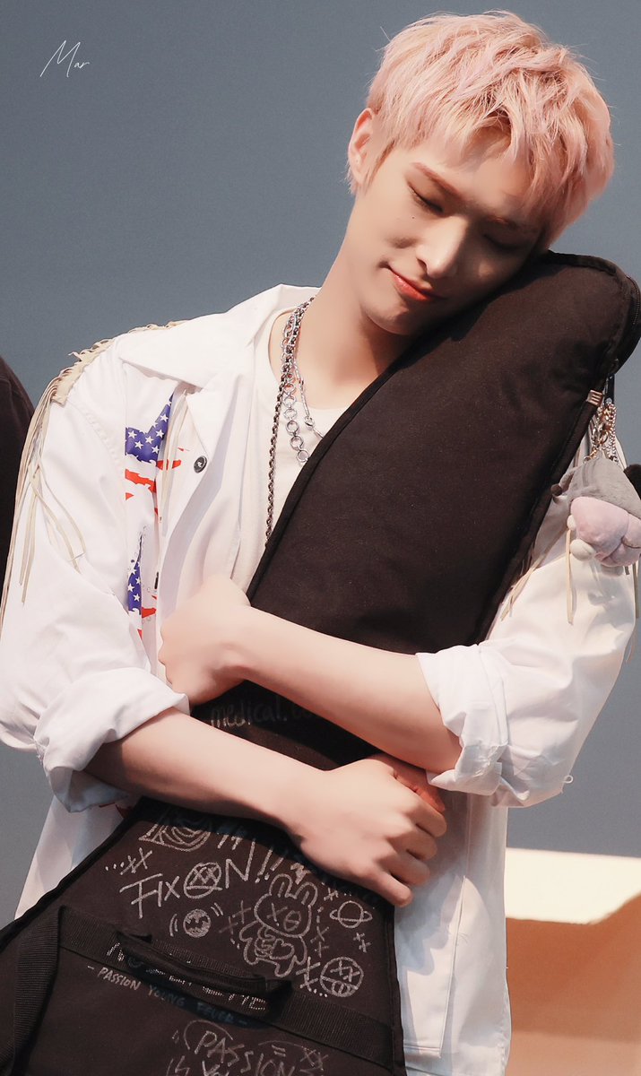 230701 Pott Fansign 
He couldn’t hide his rockstar nature after an exhausting long day🥹
#ATEEZ #에이티즈 #MINGI #민기