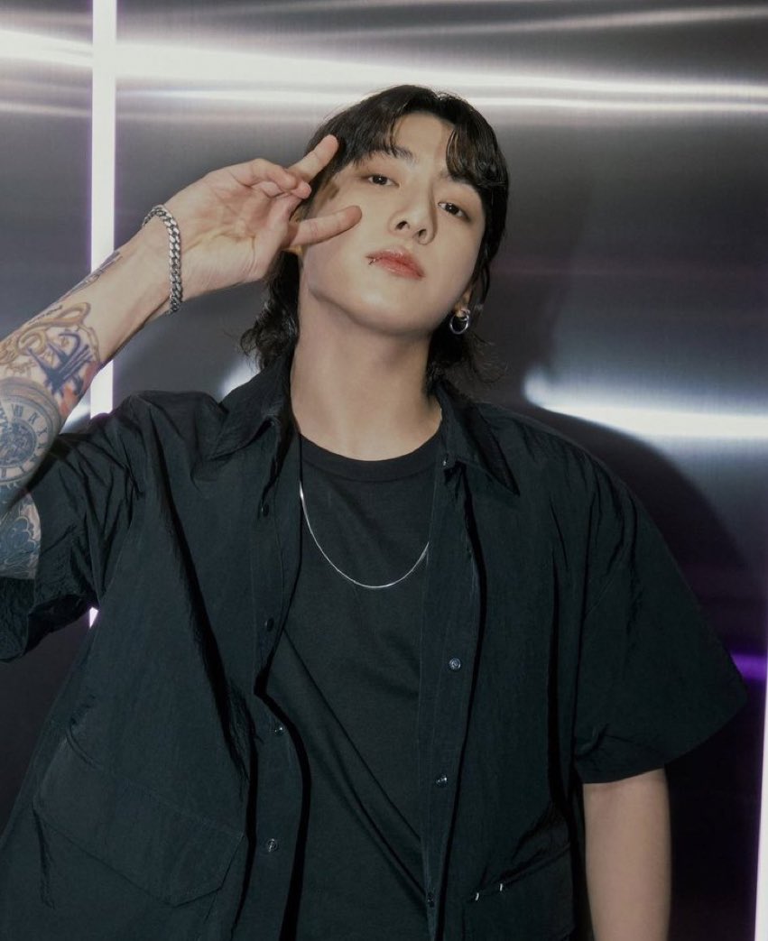 sugarykv's tweet photo. #taekookau where-

Gymnast Taehyung and Guitarist Jungkook are at each other's neck, absolutely not being able to stand each other. 

So when Taehyung gets a love confession from anonymous, Jungkook doesn't seem so composed anymore. https://t.co/glJE2mHHQw