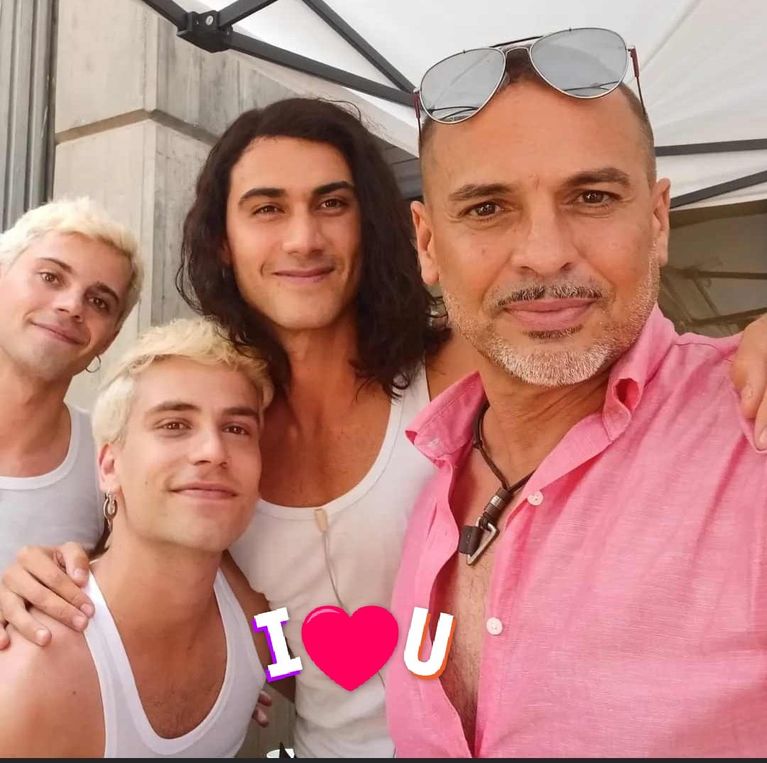 SubFrida's tweet photo. 🎬 Excelente
noticia para las fans del legendario grupo #LOCOMÍA, se encuentran en rodaje en Tenerife, España, de la serie que nos develará los orígenes y la historia de su nacimiento, a manos de su creador #XavierFont. #AlejandroSpeitzer interpreta a #CarlosArmas.
@a_speitzer https://t.co/a7bK89DNSF