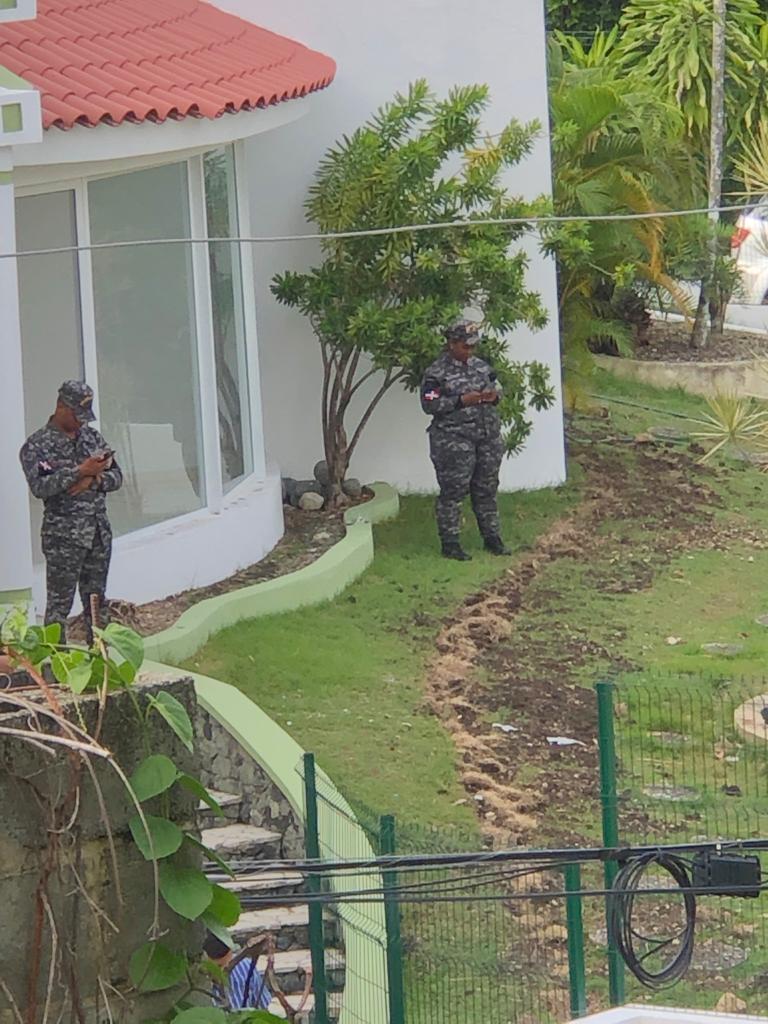 AldiaRepublica's tweet photo. La cominidad de Don Honorio nos informo sobre la presencia de Policias en una actividad de un colegio que pretende abrir sus operaciones de manera ilegal sin ningun tipo de permisos ni aurotizacion @donhonorio1 @PoliciaRD @Mov_Integri_Nac  @mayobanexsuazo @amilcarDR  @AlcaldiaDN https://t.co/tvlKpP0C2r
