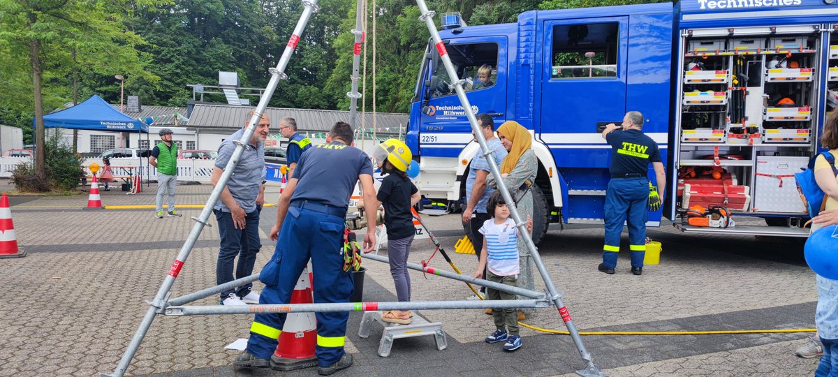 +++ Interkulturelles Fest +++
Heute durften wir auf Einladung des Deutsch-Arabischen Kulturverein Mayen e.V. am Deutsch-Arabischen Kulturfest teilnehmen.
Text:    Dirk Bünnagel / THW
Fotos:  Björn Stobbe &amp; Gamze Bünnagel / THW
#THW #Mayen #Mitmachen #immerda
#ehrenamt