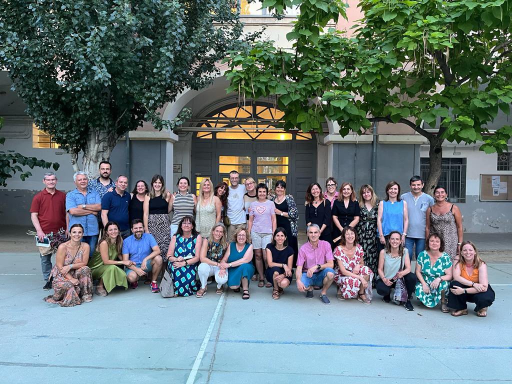 serrademiramar's tweet photo. Emotiu comiat al professorat que s’acomiada del Serra després de formar part de l’equip docent força anys. Finalitza un curs escolar i en breu en comença un de nou ple de reptes, vivències, compromisos i aprenentatges. Moltes gràcies a totes i a tots. Us desitgem molts encerts! https://t.co/xZJimcvkou