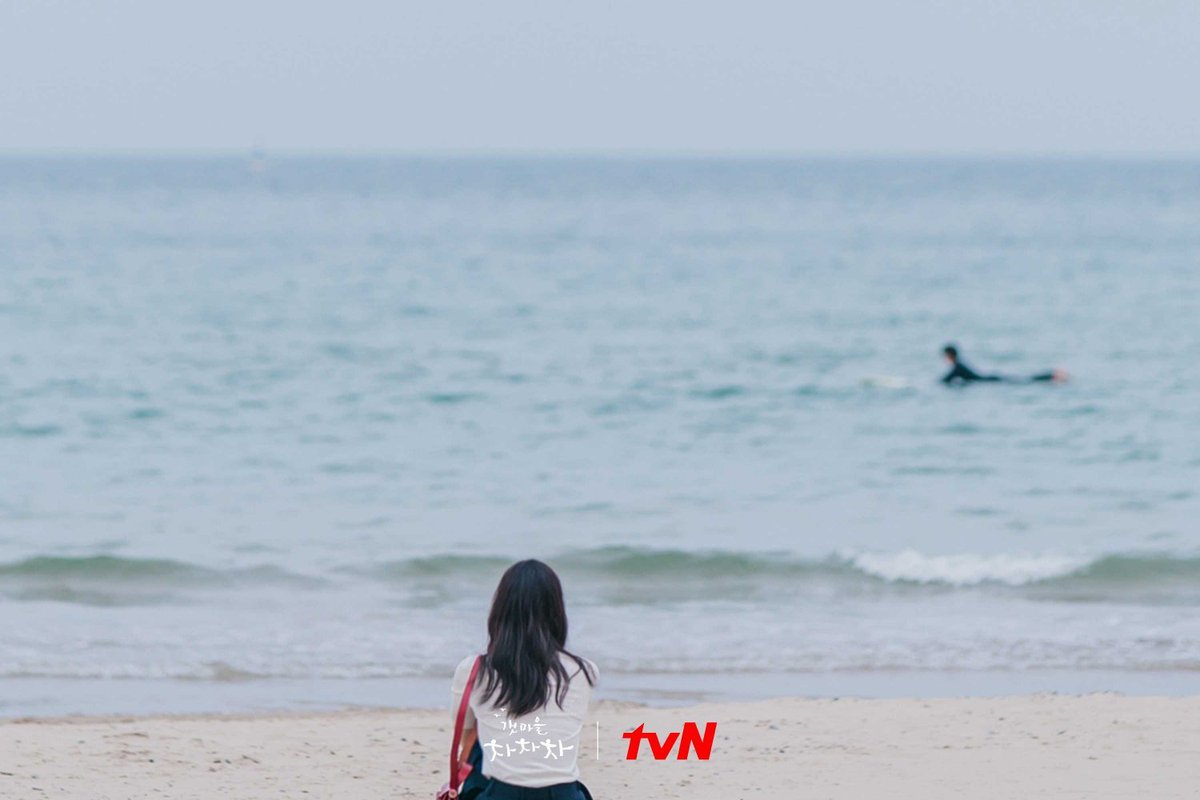 archivedramas's tweet photo. No other kdrama comes close in the genre of Hometown Cha Cha Cha. It's a feel-good movie but the visuals and the cinematography have raised the bar too high for any other slice of life and rightfully so. 
#HometownChaChaCha 
#HomeCha #ShinMinA #KimSeonho https://t.co/twcSGsFLG2