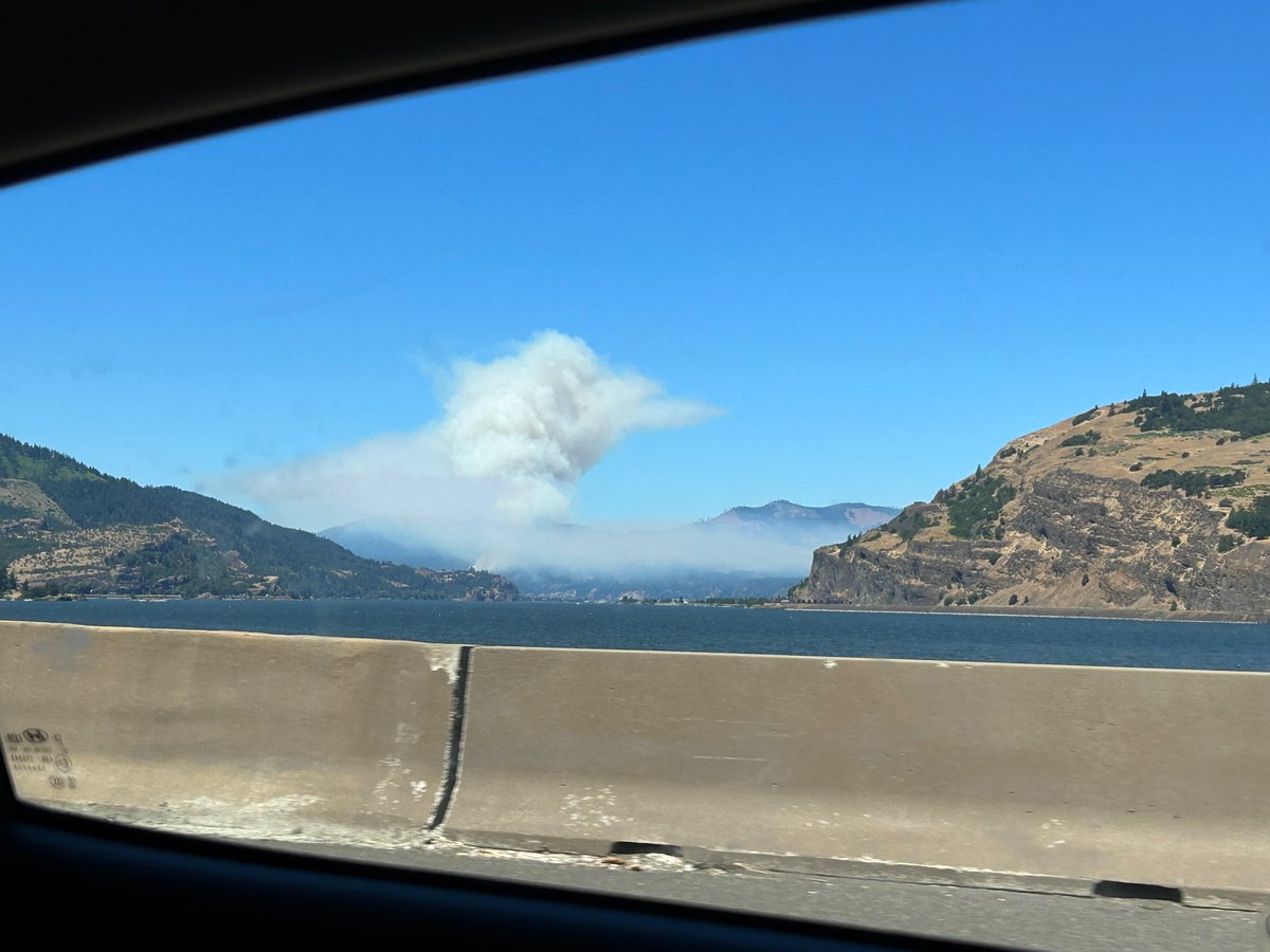 It’s amazing how fast fires can start! The skies were clear heading into #hoodriver, but it only took 30 min to get this big! #fire #oregon #washington #columbiariver