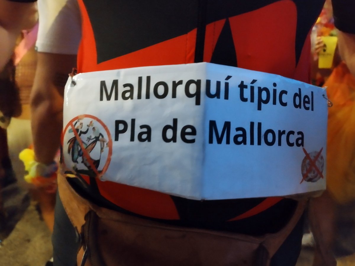 bielxiu's tweet photo. Ahir vaig fer aquesta foto a un tio que anava desfressat de ciclista del Pla de Mallorca. Com que pel Redol n'hi ha un grapat, deix aquesta simpàtica instantània per aquí. https://t.co/xxcF4o32aS
