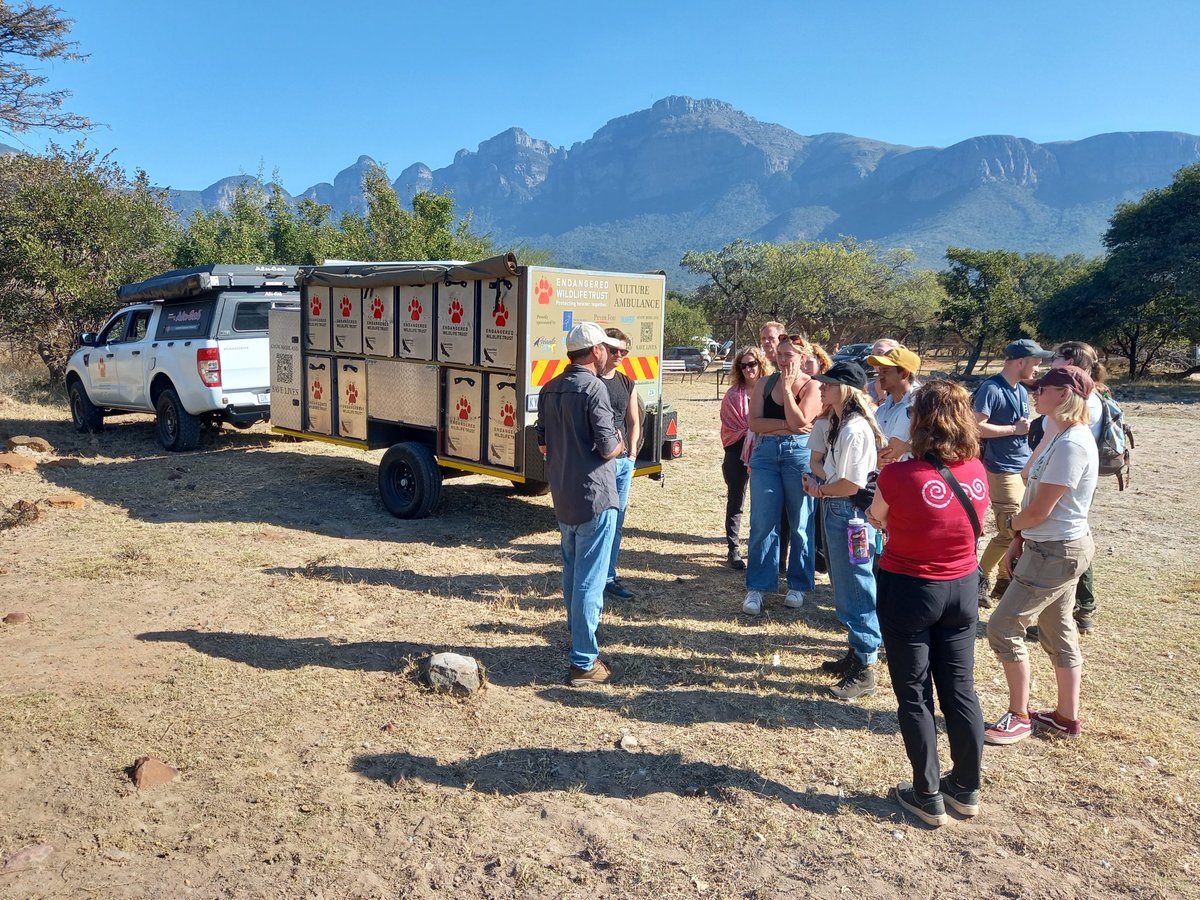 Lindyt18's tweet photo. John Davies from @TheEWT's #birdsofpreyprogramme chatted to students after yesterday's #vulture release at Moholoholo.
#vultureambulance #conservation
@Blueskysociety @PuyduFou
#FordWildlifeFund #alucab #greaterkruger https://t.co/e7tIsOwvyu