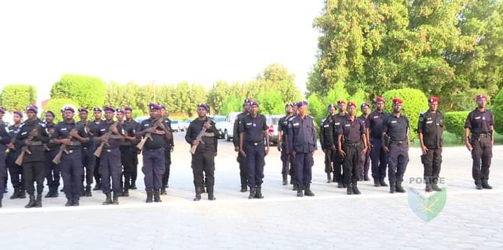 P_N_Djibouti's tweet photo. Le Directeur Général de la Police 🇩🇯, le Colonel #AAH a tenu féliciter l'ensemble des différentes troupes qui ont réalisé un sans-faute.
Avec les mots dignes d'un leader charismatique,le Colonel a souhaité une bonnes fêtes à l’ensemble👮‍♂️des👮‍♀️qui constitue les rangs de la Police. https://t.co/JB6BHmKwgg
