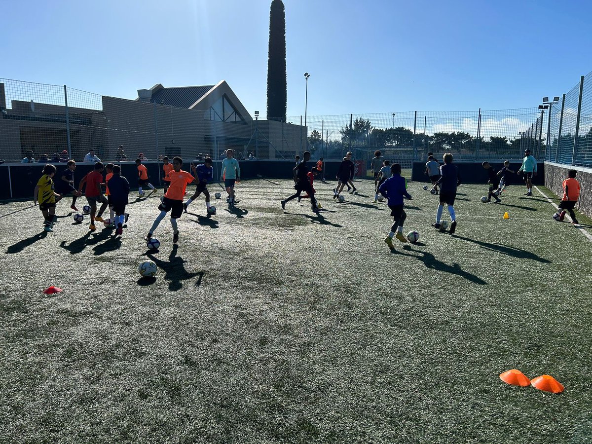 CelticSocAcad's tweet image. 🍀🇿🇦 our first ever camp in the stunning city of Cape Town! 

Day 1, in partnership with @transition_fc we held a parents &amp;amp; player presentation followed by some coaching sessions on the pitch! Brilliant first day! 

#CelticFC #TransitionFC #CapeTown