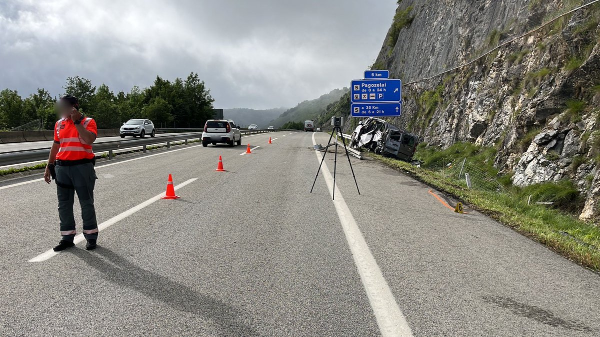 112_na's tweet photo. @bomberos_na @salud_na @policiaforal_na 🚨 Ocho personas trasladadas tras sufrir una salida de vía en la A-15, Autovía de Leizaran, en #Azpirotz-#Lezaeta (#Larraun)
➡️ La Brigada de #Atestados de la @policiaforal_na instruye las diligencias del siniestro https://t.co/don6CFl7oF