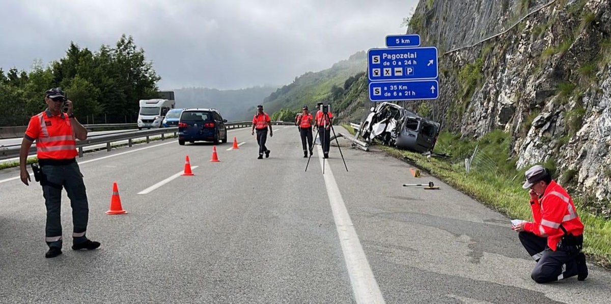 112_na's tweet photo. @bomberos_na @salud_na @policiaforal_na 🚨 Ocho personas trasladadas tras sufrir una salida de vía en la A-15, Autovía de Leizaran, en #Azpirotz-#Lezaeta (#Larraun)
➡️ La Brigada de #Atestados de la @policiaforal_na instruye las diligencias del siniestro https://t.co/don6CFl7oF