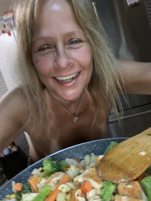 Payton in the kitchen making dinner, set at my only fans.  Check it out! https://t.co/9W0J1YQpj7