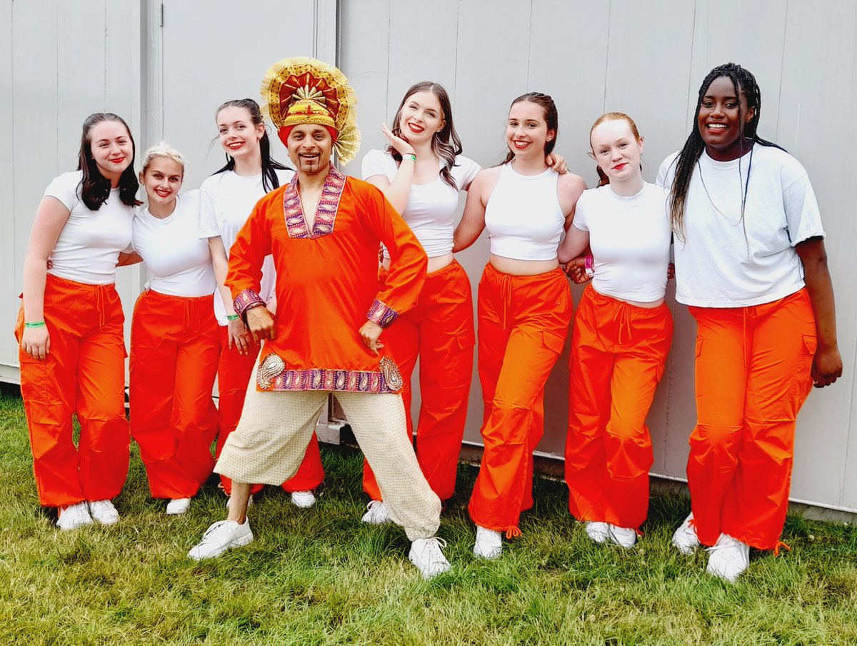 Wonderful to meet the awesome <a href="/Elite_Academy1/">Elite Dance Academy</a> Elite Dance Academy Coventry performing on stage <a href="/godivafestival/">Godiva Festival</a> this weekend. Got to share the stage with future bright dancing ✨ ✨ 
If you are based in Cov' go and check them out 😃
#Dancers #GodivaFestival 
#Coventry #Bhangra