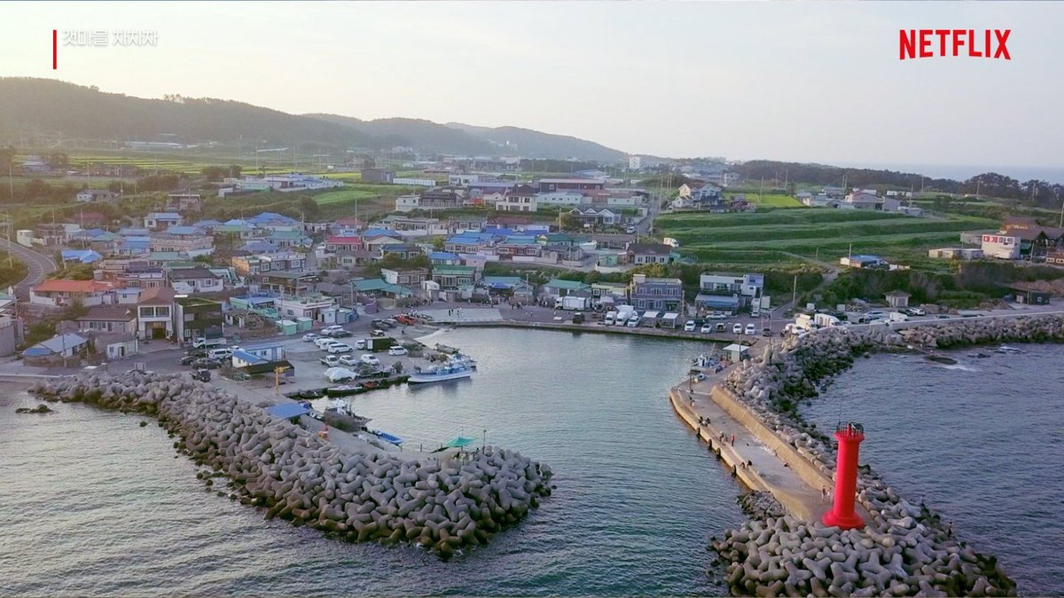 archivedramas's tweet photo. No other kdrama comes close in the genre of Hometown Cha Cha Cha. It's a feel-good movie but the visuals and the cinematography have raised the bar too high for any other slice of life and rightfully so. 
#HometownChaChaCha 
#HomeCha #ShinMinA #KimSeonho https://t.co/twcSGsFLG2
