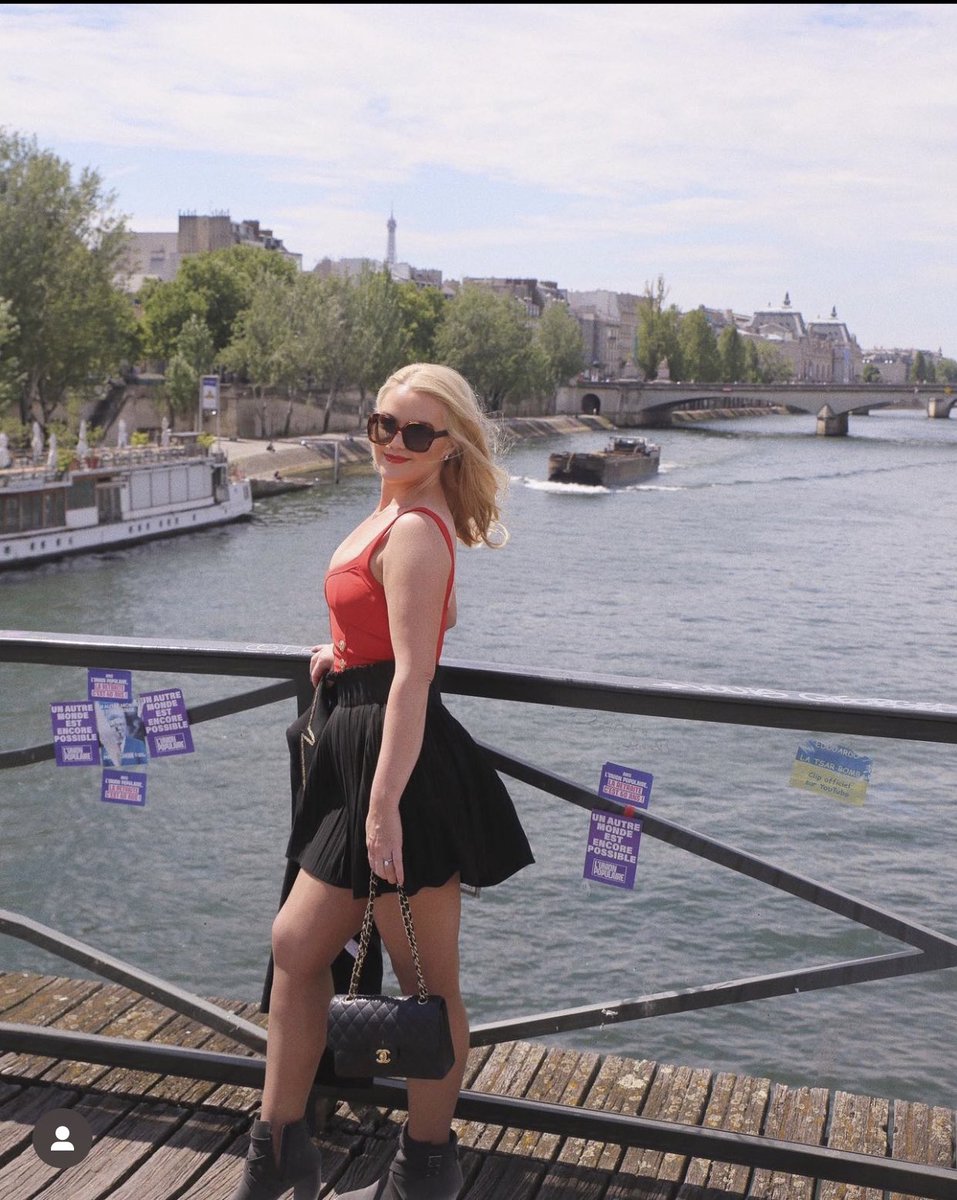 B_in_the_clouds's tweet photo. Favourite memory from last year 💋🇫🇷🥰 https://t.co/d6ZTaVn4uh
