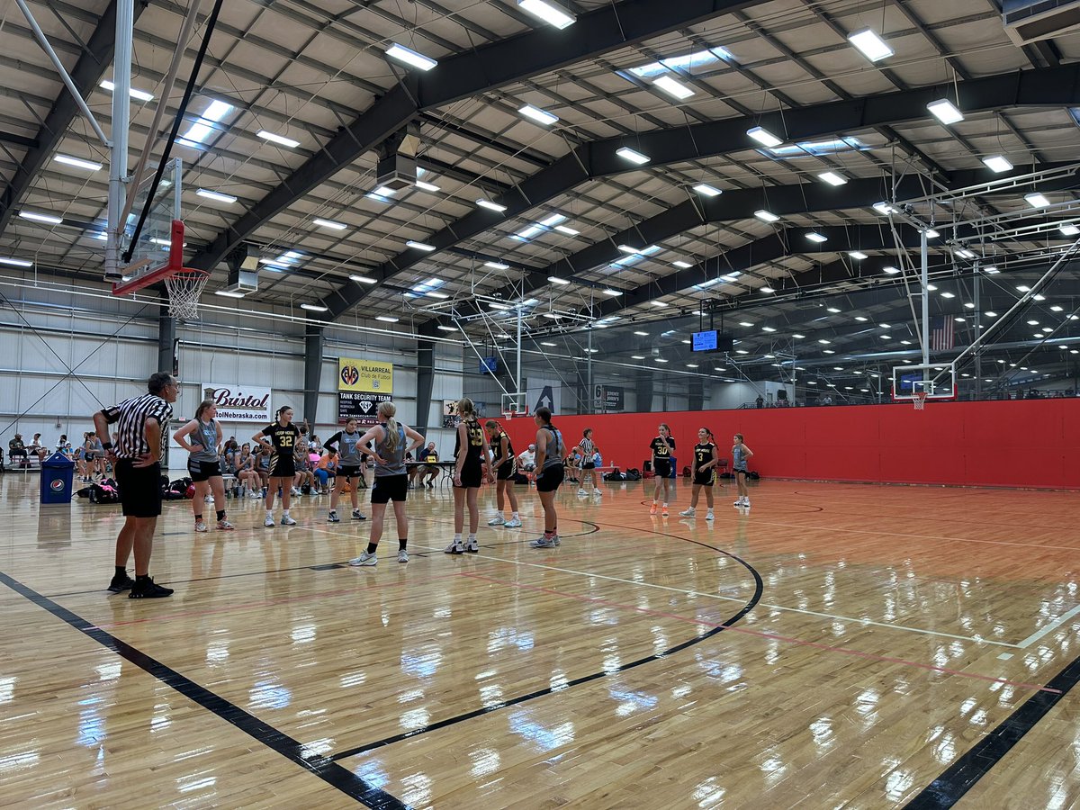 12:00 game 3 courts of <a href="/EMWomensBB/">Elmwood-Murdock Womens Basketball</a> and future knights getting better!  🖤🤍