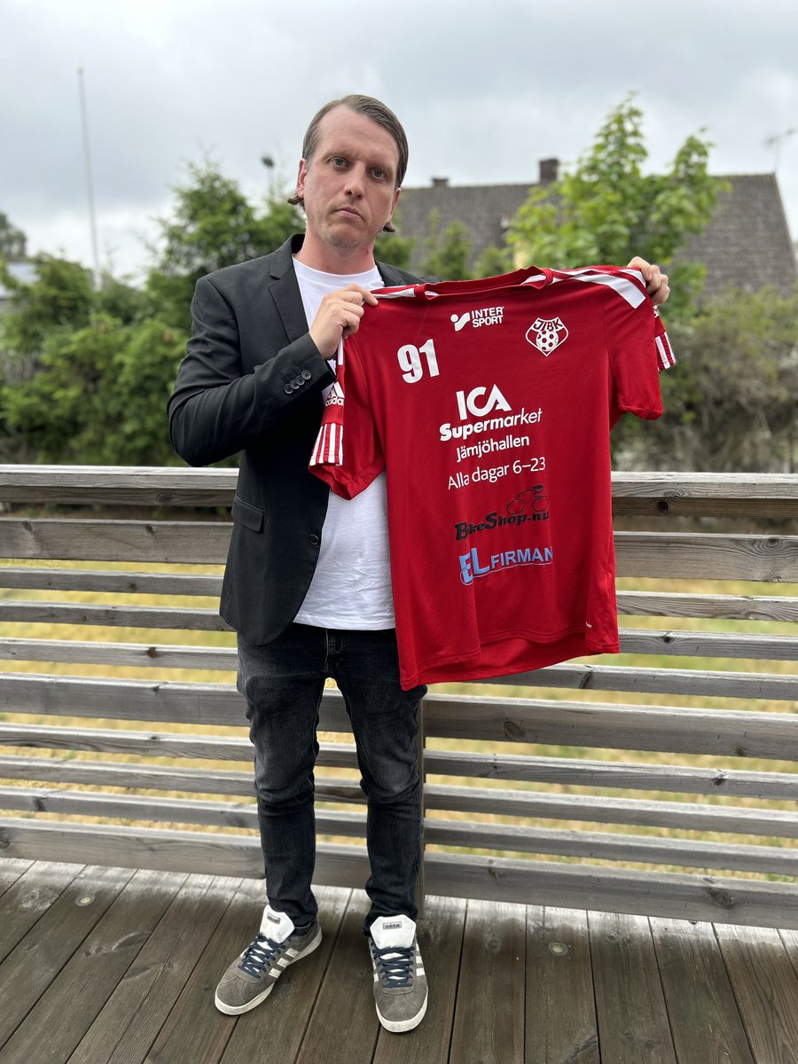 JamjoIBK's tweet photo. LÅT OSS PRESENTERA 🚨

Låt oss presentera vår nya coach för a-laget kommande säsong 23/24. Vi hälsar Johan ”Pettan” Stolt välkommen hem till Jämjö IBK❤️ Pettan har ett förflutet i klubben som både spelare och ledare och brinner för JIBK. Varmt välkommen hem, Pettan❤️🖤🤍 https://t.co/xUgaQ3VXn6