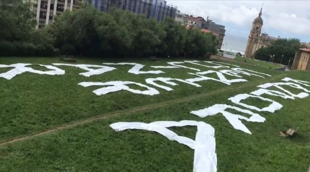 SinaduraBAT's tweet image. Hoy, hemos realizado una acción mediática extendiendo sobre la campa, de Manteo, un mensaje en  una superficie de 1.680 m2,  con el mensaje de "CULINARY CENTER KANPORA". 🚁🚁🚁
#ongieTOURri #parquesDeTODOS #BasqueCulinaryCenter @bculinary 
🧵