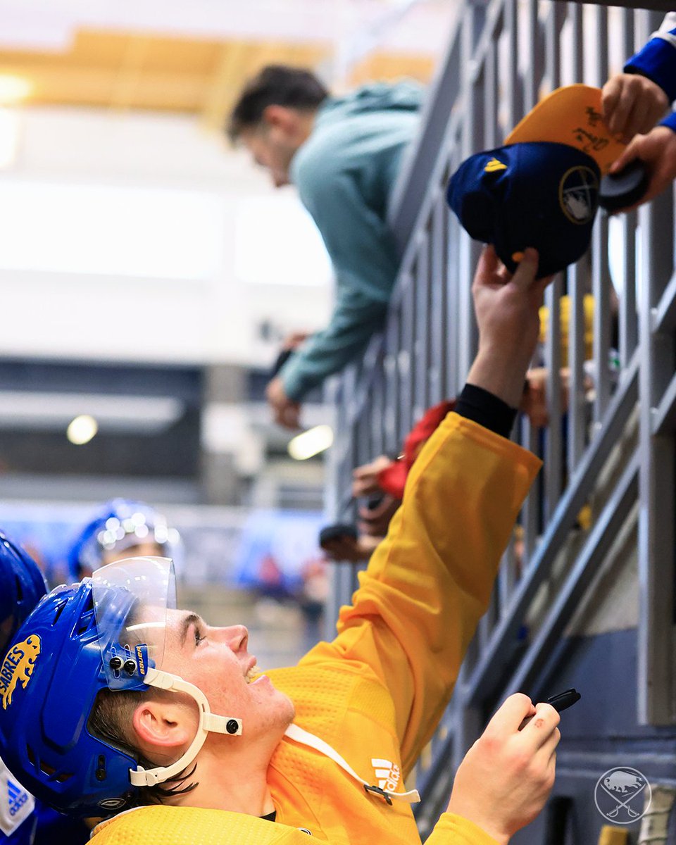 BuffaloSabres's tweet photo. Gotta get that signature ✍️

#LetsGoBuffalo | @Zachbenson2020 https://t.co/RqHAjPtPzQ