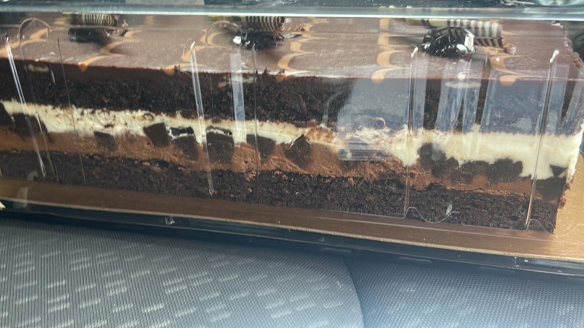 keepinit100sam's tweet photo. The different layers of cake describes the different layers of me you have to unravel. I am not just a yummy milk chocolate with caramel on the outside, I have layers u need too meet and eat! https://t.co/HY7dqDET4E