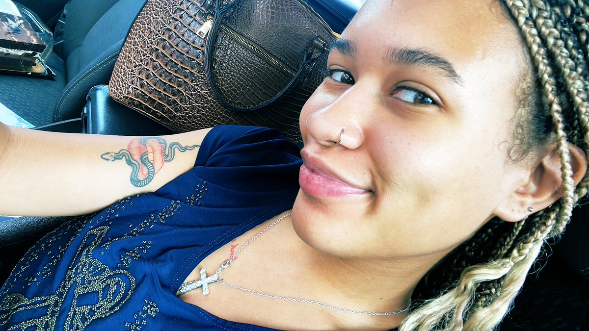 keepinit100sam's tweet photo. Just got called beautiful by the Costco sample employee #feeling fresh #nothingcanstopmenow #xoxo https://t.co/Pr99xn2Kdg