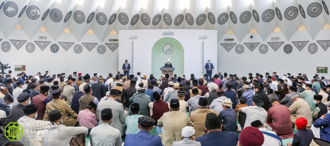 pressahmadiyya's tweet photo. "Injustice never lasts forever."

In his Eid sermon, His Holiness Hazrat Mirza Masroor Ahmad said Ahmadi Muslims in Pakistan are undergoing increasing persecution &amp; are prevented from celebrating #EidUlAdha2023.

https://t.co/A9rIiIkIoq https://t.co/hQ3jjyH9jc