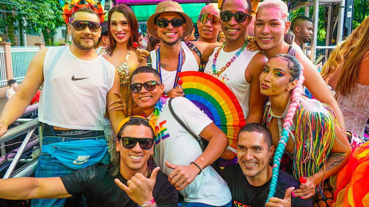AlbertCorredor's tweet photo. ¡Así celebramos la diversidad! Más marica el que no ama. ¡Somos el #TeamCorredor y la #LaDiversidadNosUne, #MedellínNosUne 🏳️⚧️🏳️🌈🤙🏾!
#Pride2013 #PrideMedellín #PrideMonth #LoveIsLove #LeyIntegralTransYa https://t.co/Pf2hK0juhu