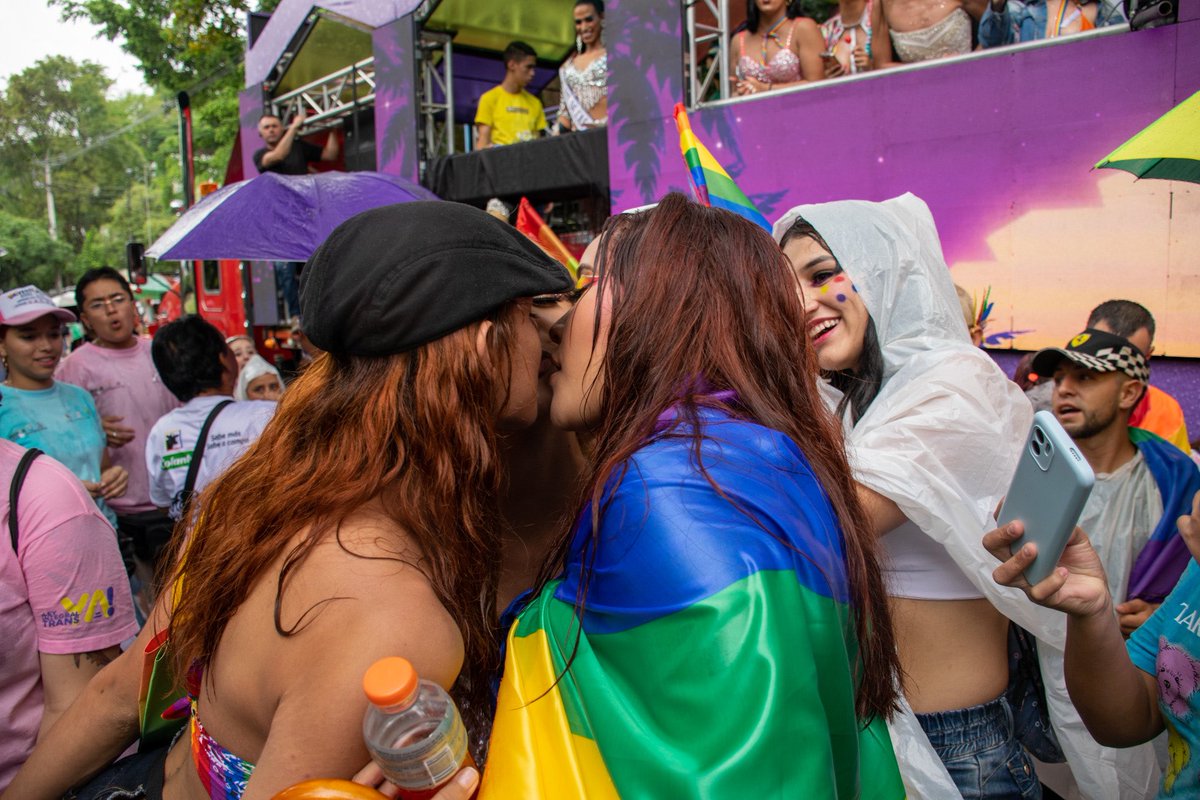 AlbertCorredor's tweet photo. ¡Así celebramos la diversidad! Más marica el que no ama. ¡Somos el #TeamCorredor y la #LaDiversidadNosUne, #MedellínNosUne 🏳️⚧️🏳️🌈🤙🏾!
#Pride2013 #PrideMedellín #PrideMonth #LoveIsLove #LeyIntegralTransYa https://t.co/Pf2hK0juhu