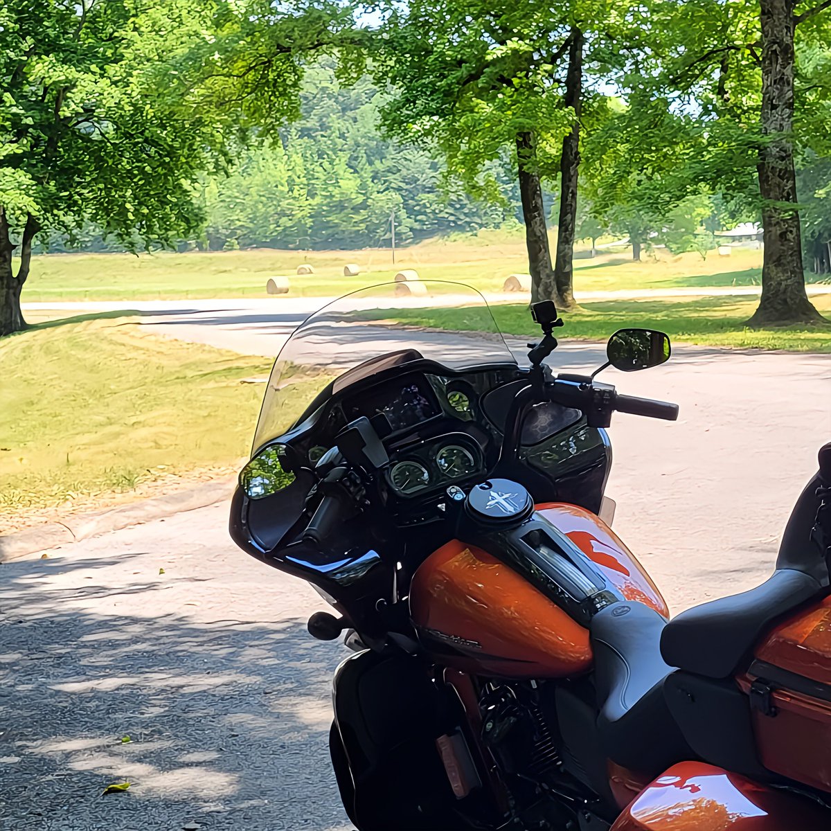 What better way to see this amazing country than on #2wheels
.
#MotorcycleDen #harleydavidson #roadglidelimited #roadglide #2wheellife #roadglidenation #windtherapy #scenery #scenic #scenicview