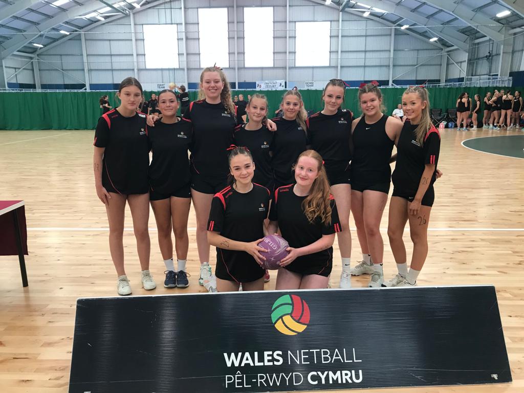 Winners of Pool B, winning every game Cambria B 👏💪🏴󠁧󠁢󠁷󠁬󠁳󠁿❤️💚 @WalesNetball_