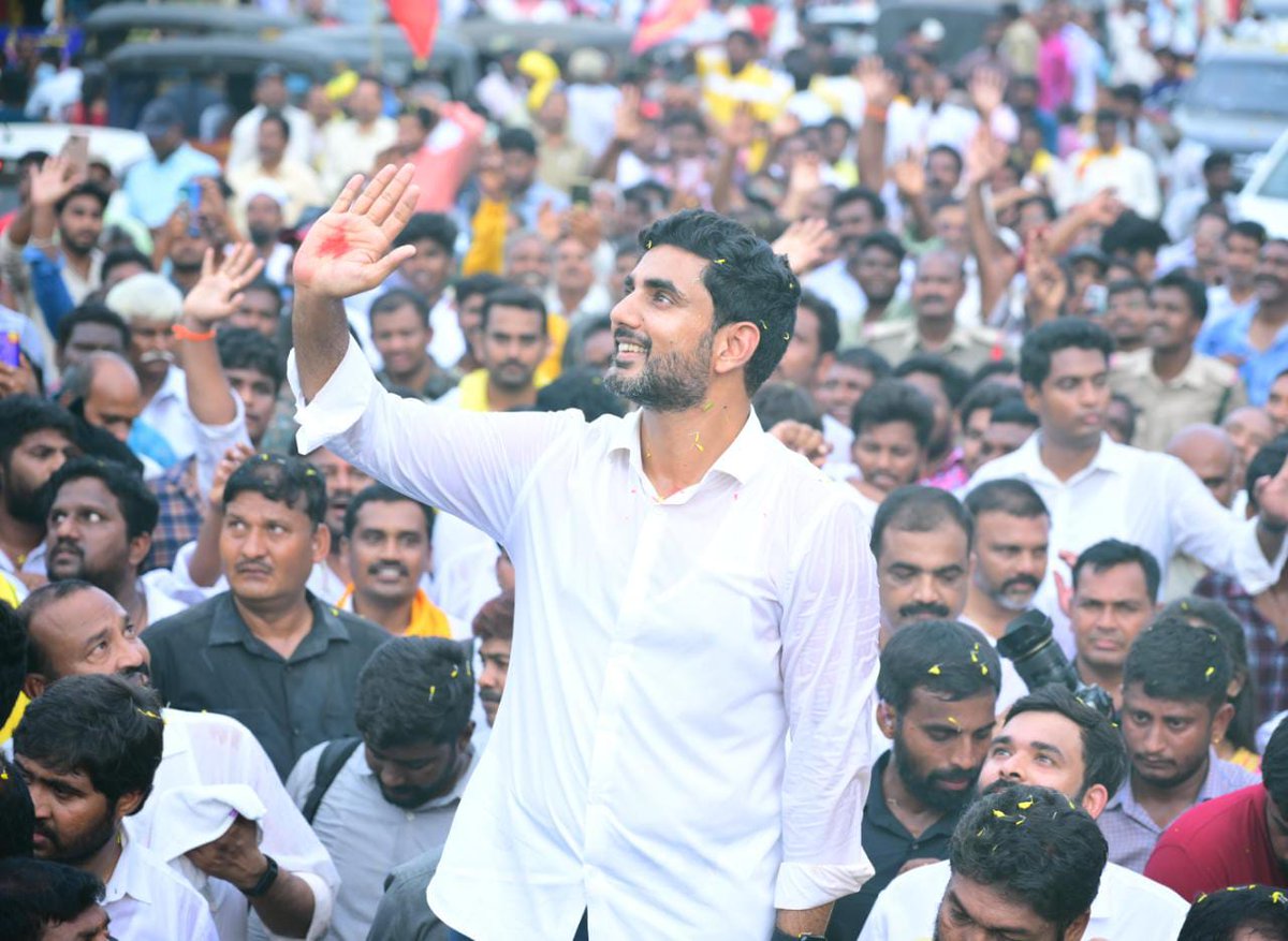 naralokesh's tweet photo. #YuvaGalamPadayatra  144వరోజు నెల్లూరు రూరల్ కాకుపల్లి క్యాంప్ సైట్ నుంచి ప్రారంభించాను.దారిపొడవునా మహిళలు హారతులతో నీరాజనాలు పలికారు.దారుల‌న్నీ ప‌సుపుపూల వ‌నాల‌య్యాయి.కోటంరెడ్డి శ్రీధర్ రెడ్డి,ఆయన సోదరుడు కోటంరెడ్డి గిరిధర్ రెడ్డి నేతృత్వంలో జ‌న‌సంద్రం మ‌ధ్య స్వాగ‌తం ప‌లికారు. https://t.co/lEHzRlOumx