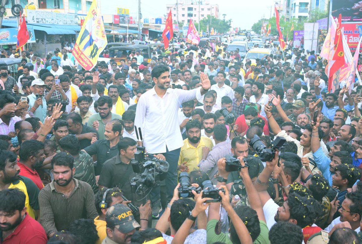 naralokesh's tweet photo. #YuvaGalamPadayatra  144వరోజు నెల్లూరు రూరల్ కాకుపల్లి క్యాంప్ సైట్ నుంచి ప్రారంభించాను.దారిపొడవునా మహిళలు హారతులతో నీరాజనాలు పలికారు.దారుల‌న్నీ ప‌సుపుపూల వ‌నాల‌య్యాయి.కోటంరెడ్డి శ్రీధర్ రెడ్డి,ఆయన సోదరుడు కోటంరెడ్డి గిరిధర్ రెడ్డి నేతృత్వంలో జ‌న‌సంద్రం మ‌ధ్య స్వాగ‌తం ప‌లికారు. https://t.co/lEHzRlOumx