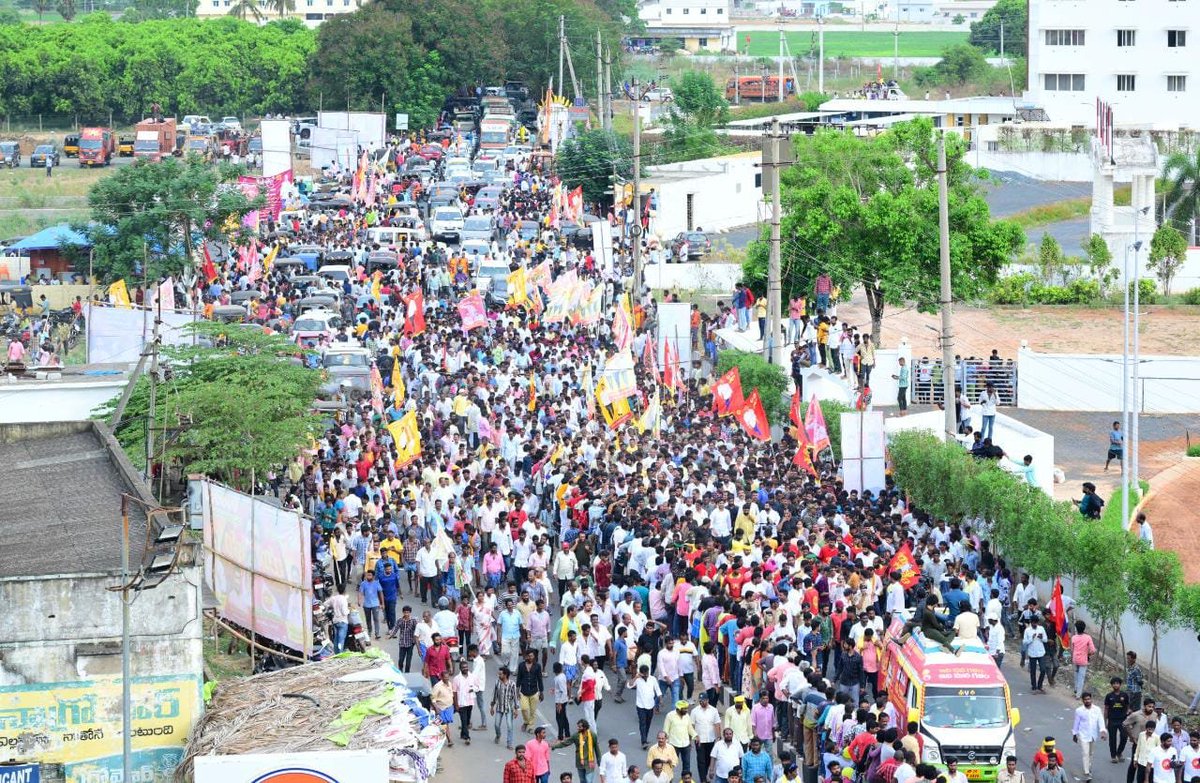 naralokesh's tweet photo. #YuvaGalamPadayatra  144వరోజు నెల్లూరు రూరల్ కాకుపల్లి క్యాంప్ సైట్ నుంచి ప్రారంభించాను.దారిపొడవునా మహిళలు హారతులతో నీరాజనాలు పలికారు.దారుల‌న్నీ ప‌సుపుపూల వ‌నాల‌య్యాయి.కోటంరెడ్డి శ్రీధర్ రెడ్డి,ఆయన సోదరుడు కోటంరెడ్డి గిరిధర్ రెడ్డి నేతృత్వంలో జ‌న‌సంద్రం మ‌ధ్య స్వాగ‌తం ప‌లికారు. https://t.co/lEHzRlOumx