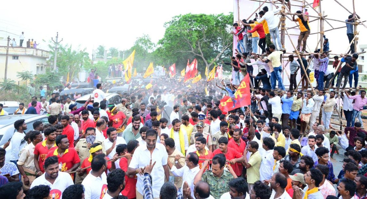 naralokesh's tweet photo. #YuvaGalamPadayatra  144వరోజు నెల్లూరు రూరల్ కాకుపల్లి క్యాంప్ సైట్ నుంచి ప్రారంభించాను.దారిపొడవునా మహిళలు హారతులతో నీరాజనాలు పలికారు.దారుల‌న్నీ ప‌సుపుపూల వ‌నాల‌య్యాయి.కోటంరెడ్డి శ్రీధర్ రెడ్డి,ఆయన సోదరుడు కోటంరెడ్డి గిరిధర్ రెడ్డి నేతృత్వంలో జ‌న‌సంద్రం మ‌ధ్య స్వాగ‌తం ప‌లికారు. https://t.co/lEHzRlOumx