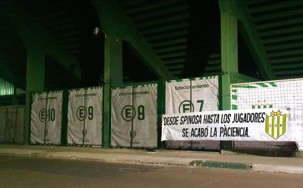 ‼️ATENTO #Banfield 🇳🇬 | Las imágenes que fueron difundidas hoy de unos supuestos pasacalles en el Florencio Sola, me dicen, son totalmente “fotomontadas”. 

📹 Está corroborado por las cámaras de seguridad del club que en ningún momento nadie puso nada. 

Hagan zoom. Raro.