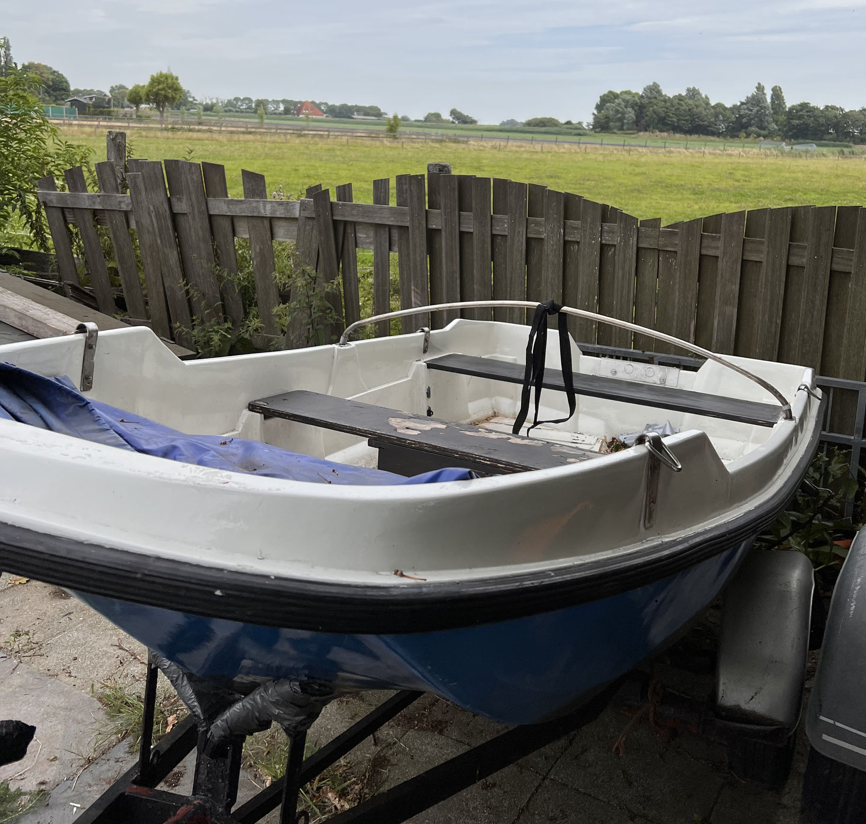 zoek je een GRATIS boot - ..... dat kan, voor de handige klusser hebben we dit pareltje staan! 

kom kijken op:
botenbergen.nl/te-koop 
voor andere pareltjes, buitenboordmotoren en boten!