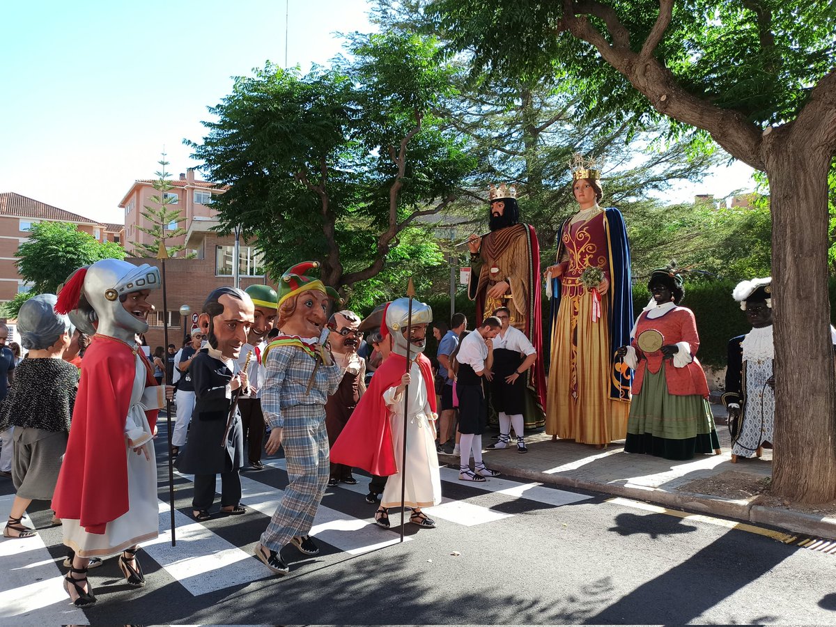 UAFValls's tweet image. Nans i Gegants de la Ciutat 👑 | Com van fer fa 60 anys, els Nans i els Gegants de Valls han ballat pel barri de Sant Josep Obrer per celebrar la inauguració dels primers habitatges al juny de 1963.

#UAFValls #GegantsCiutatValls #NansCiutatValls #Valls