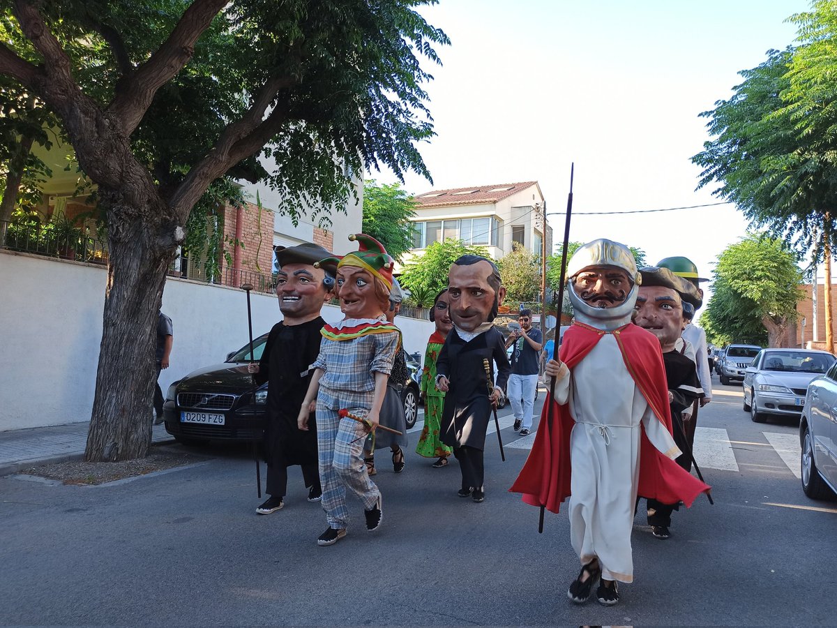 UAFValls's tweet image. Nans i Gegants de la Ciutat 👑 | Com van fer fa 60 anys, els Nans i els Gegants de Valls han ballat pel barri de Sant Josep Obrer per celebrar la inauguració dels primers habitatges al juny de 1963.

#UAFValls #GegantsCiutatValls #NansCiutatValls #Valls