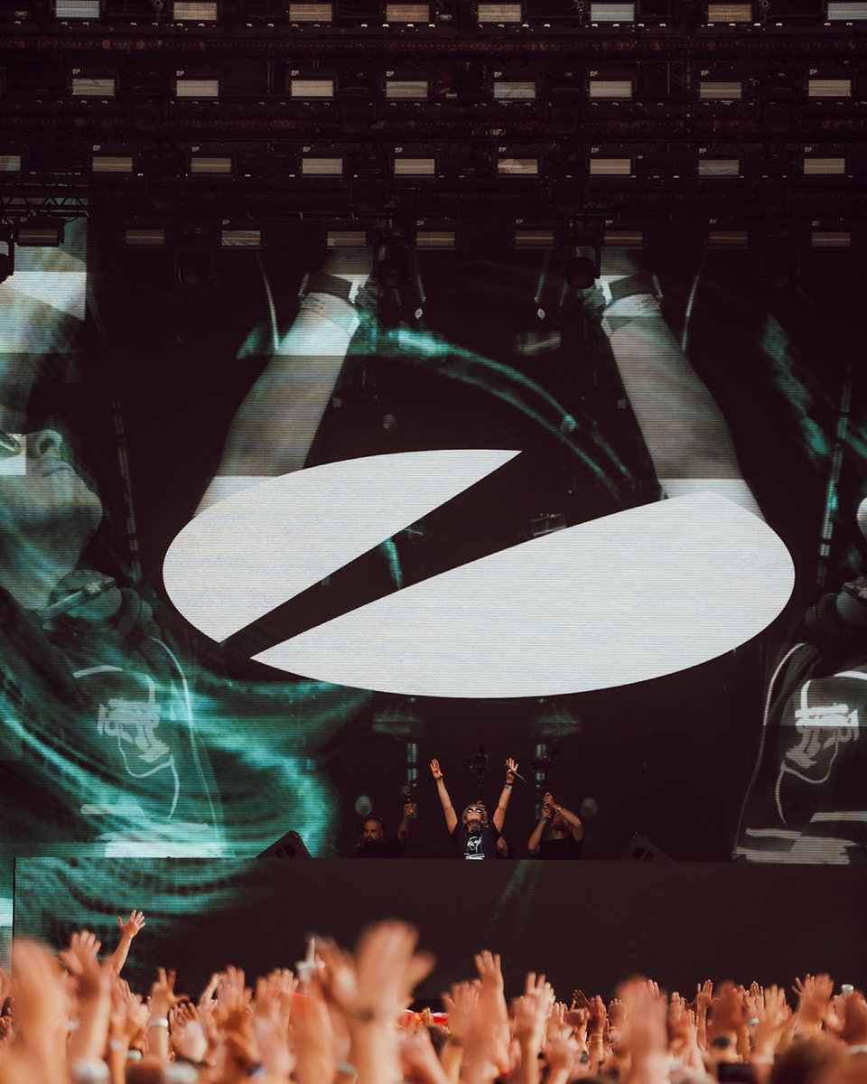 asot's tweet image. Pretty Pink just absolutely crushed it on Stage 2, delivering a mesmerizing performance! 🤩 However, don't think for a moment that the Mainstage was being left behind, as Cosmic Gate and Vini Vici just took over! What a dream lineup! 🙌🏻 #asot #London2024 #asotlondon