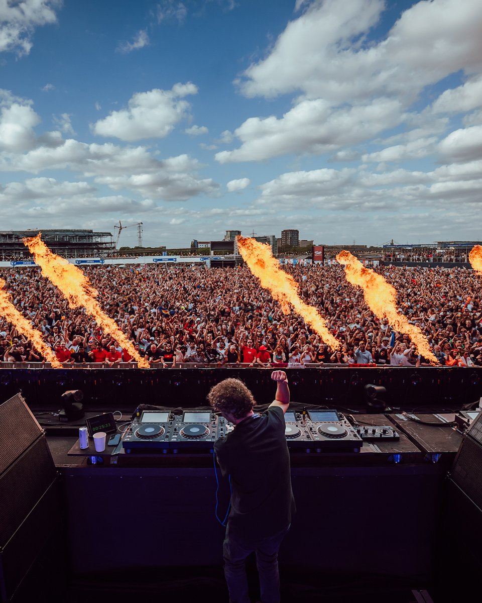 asot's tweet image. Pretty Pink just absolutely crushed it on Stage 2, delivering a mesmerizing performance! 🤩 However, don't think for a moment that the Mainstage was being left behind, as Cosmic Gate and Vini Vici just took over! What a dream lineup! 🙌🏻 #asot #London2024 #asotlondon