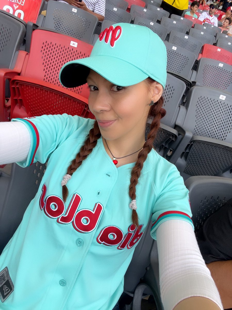Mesthern's tweet photo. Había dicho que no me gustó este jersey pero en vivo juro que me conquistó ahora si lista para ver a los @DiablosRojosMX https://t.co/2UVnDkw2s6