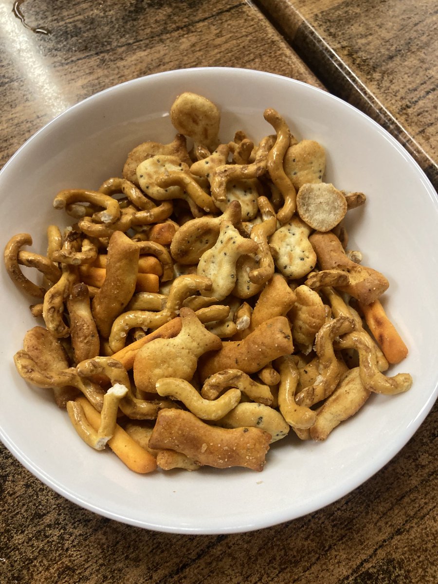 lge12's tweet photo. Endelig ferie. Ikke noe mimring nå a Åge, sier kona og venneparet. Neida, vær trygg! Helt til en tallerken ble servert oss. «Gold fish». Mangler bare Toffin, PP og Nibb It Pikant på gamle Ringen kino på Carl Berners Plass i Oslo. Og «7 er’n» på kronespillet. #tider #oslo5 https://t.co/RinkNyzNky